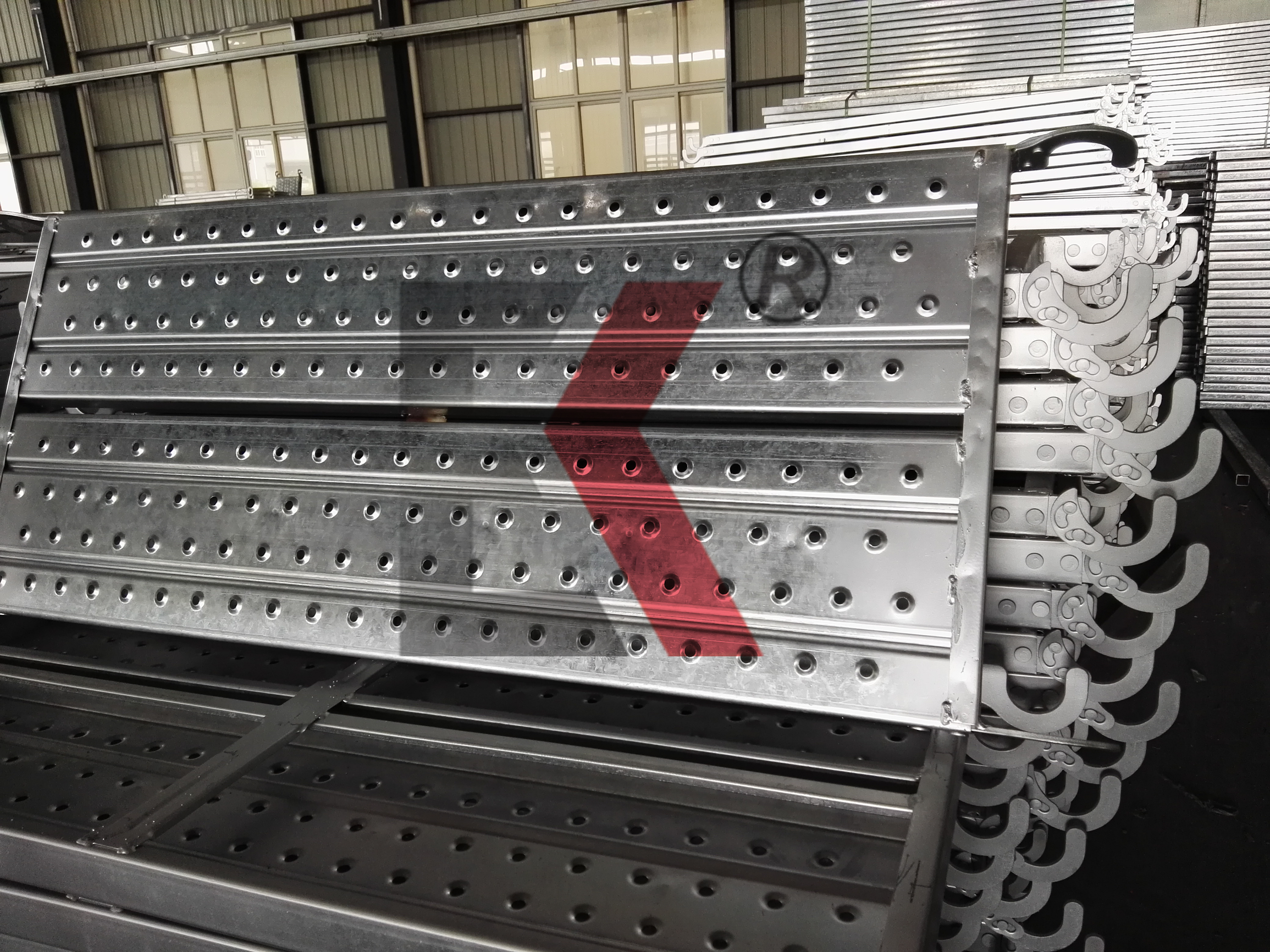 scaffolding plank ስካንፊንግስ ፕላንክ