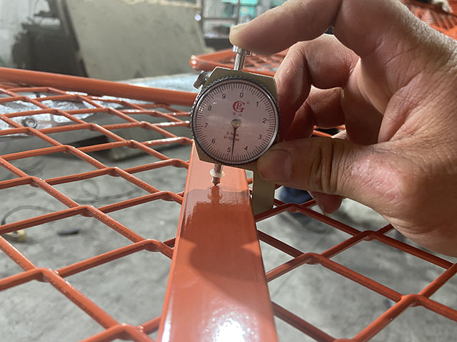 ዱቄት የተሸፈነው የባቡር ሐዲድ ወጥመድ ወጥመድ ውስጥ 