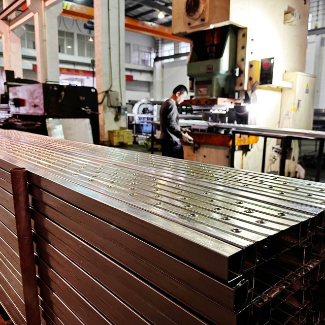 የተዘጋ ብረት ፕላንክ