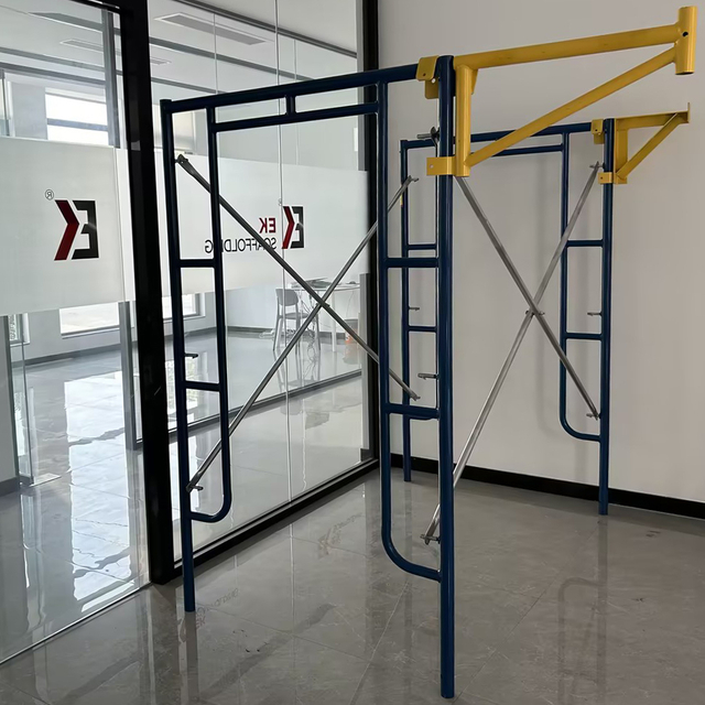 በስካፎልዲንግ በኩል ይራመዱ