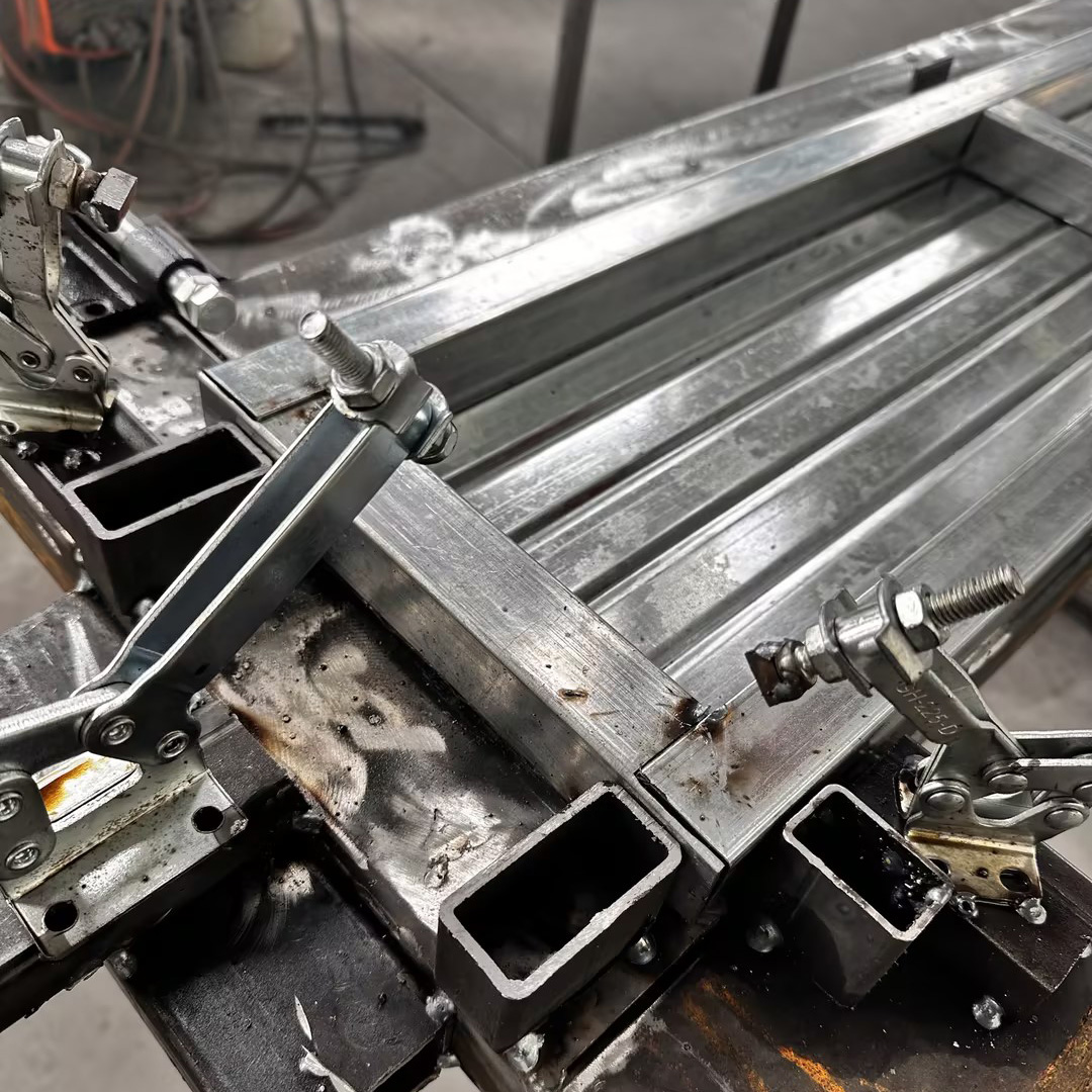 የተዘጋ ብረት ፕላንክ