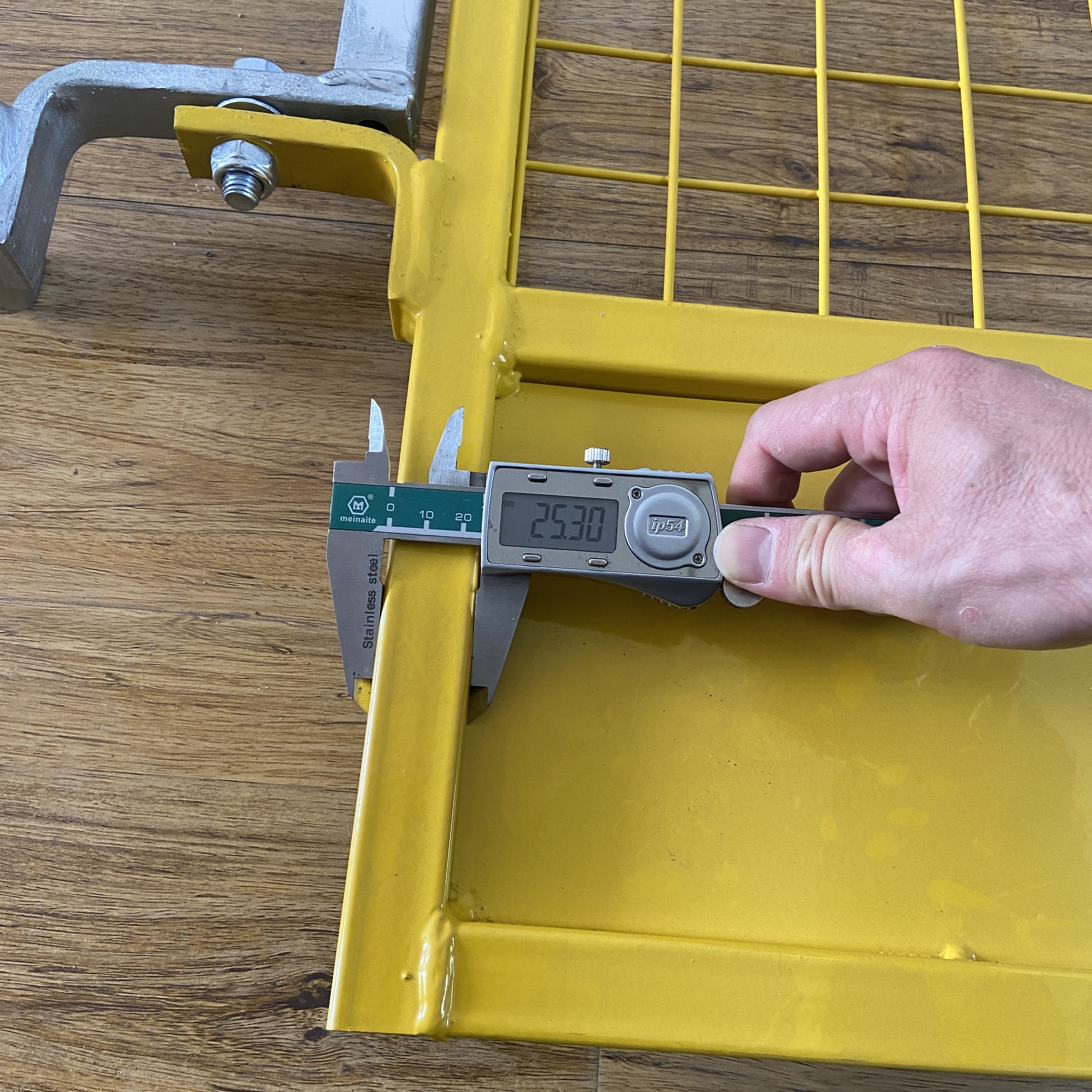 የሚቀለበስ መሰላል መዳረሻ በር ሙከራ