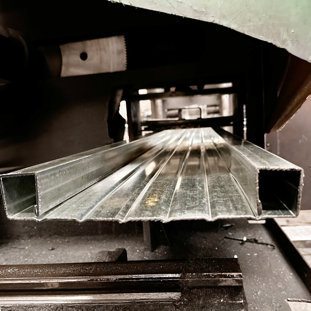 የተዘጋ ብረት ፕላንክ