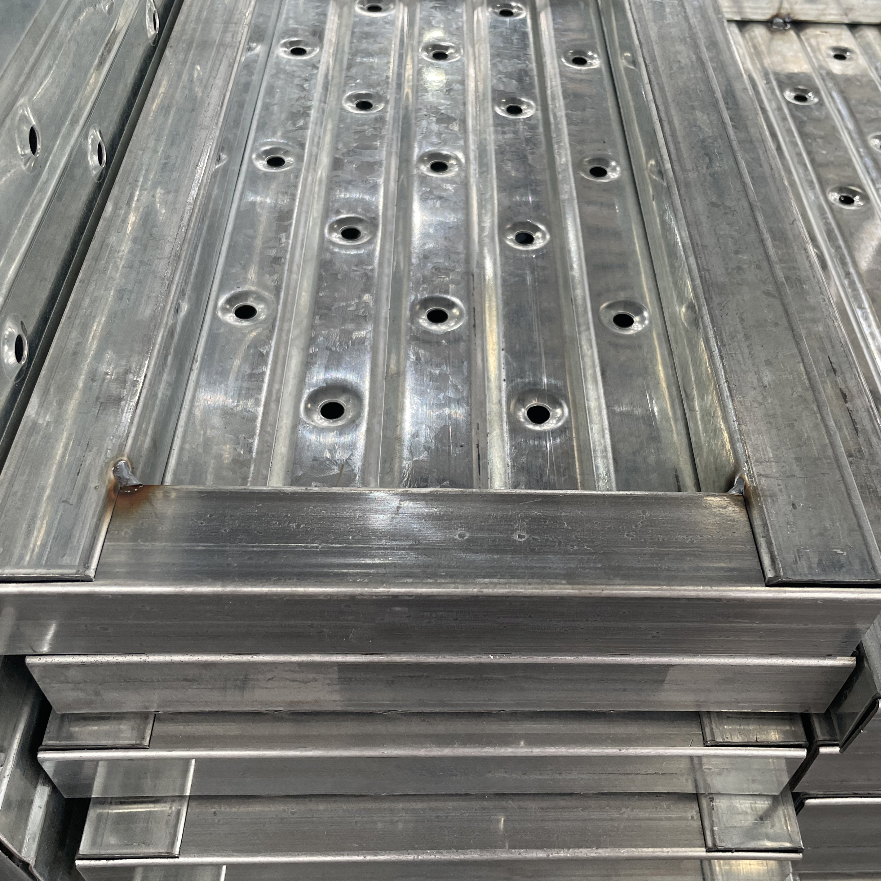 የተዘጋ ብረት ፕላንክ 