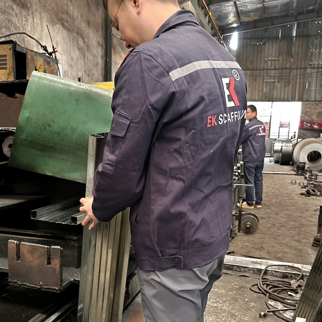 የተዘጋ ብረት ፕላንክ