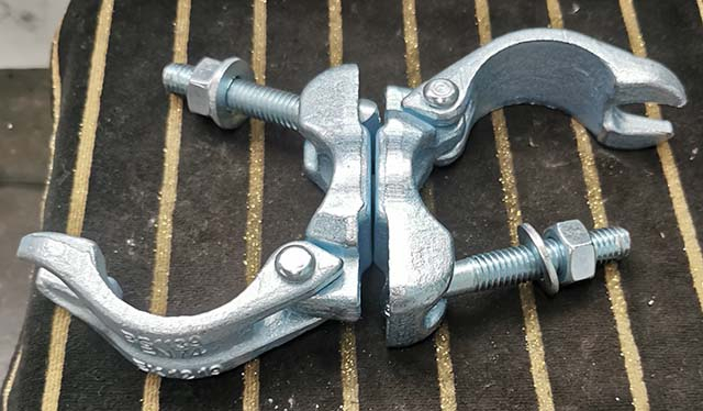 የተቆራረጠ የ Scoflod Godlod Govanged Swivan Courler