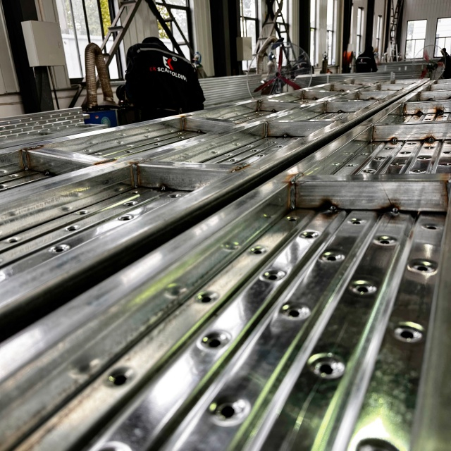 የተዘጋ ብረት ፕላንክ