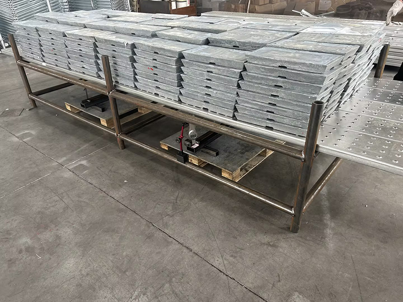 በ 5.6 ቶን ጭነት ስር ባለ 4 ሜትር ርዝመት ያለው የታሸገ ስካፎልዲንግ ፕላንክ መበላሸት እና መፈናቀል።