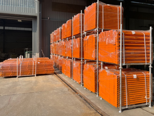 ቀለም የተቀባ ማቆሚያ ቀሚስ ቀለም መቀባት