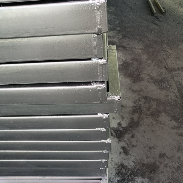  ጋዜያ የተነበበ ብረት ቀዳዳ የመራመጃ ሰሌዳዎች ሙሉ በሙሉ ዋልታ