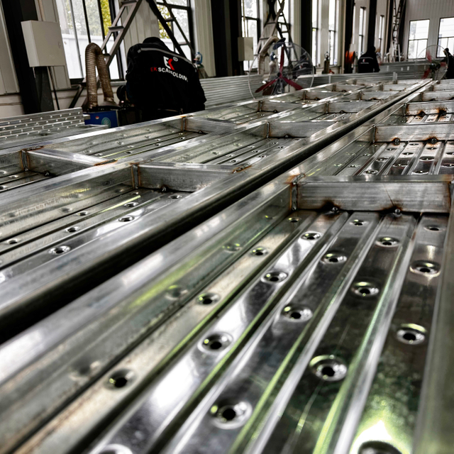 የተዘጋ ብረት ፕላንክ