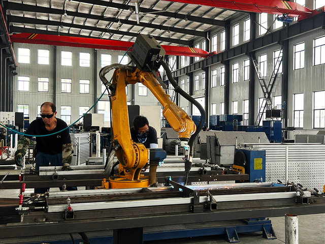 የተዘበራረቀ የብረት ፕላላክ