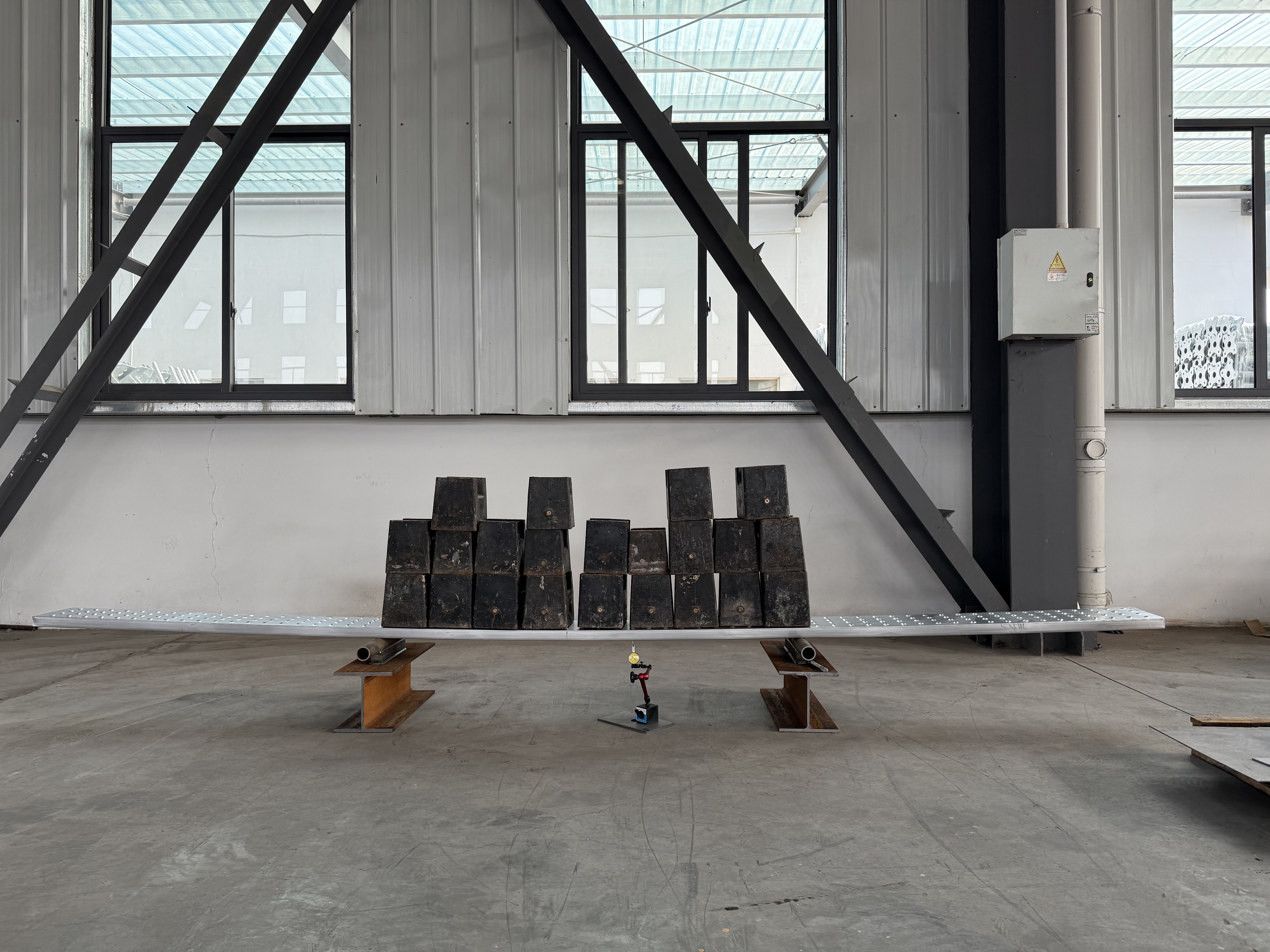 የተዘጋ ብረት ፕላንክ