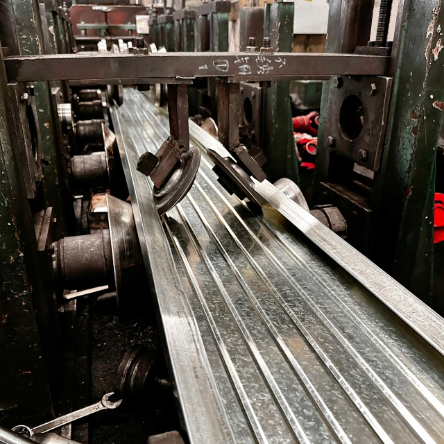 የተዘጋ ብረት ፕላንክ