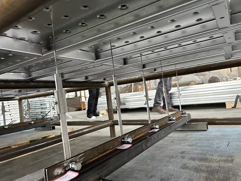 በ 5.6 ቶን ጭነት ስር ባለ 4 ሜትር ርዝመት ያለው የታሸገ ስካፎልዲንግ ፕላንክ መበላሸት እና መፈናቀል።