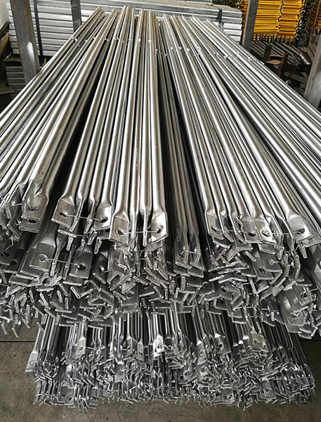 ቀሚስ ቀዳዳዎች ቀዳዳዎች መስቀል