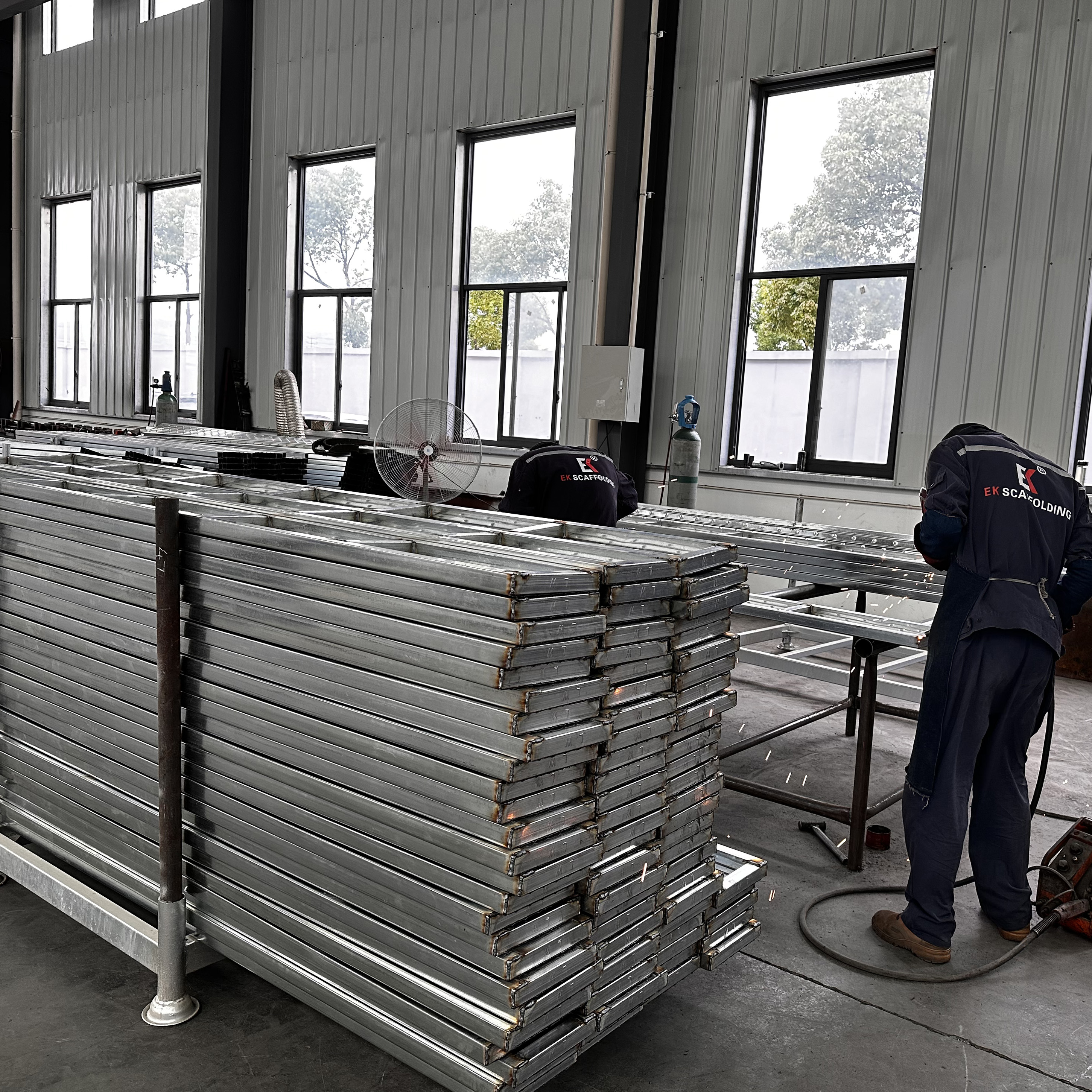 የተዘጋ ብረት ፕላንክ 