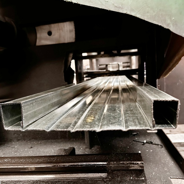 የተዘጋ ብረት ፕላንክ