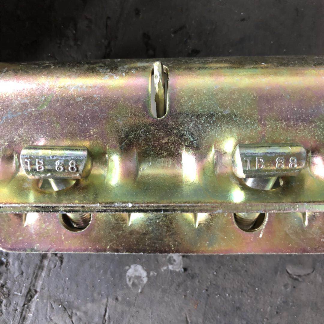 የተጫነ አንድ ጁንት ቼድለር