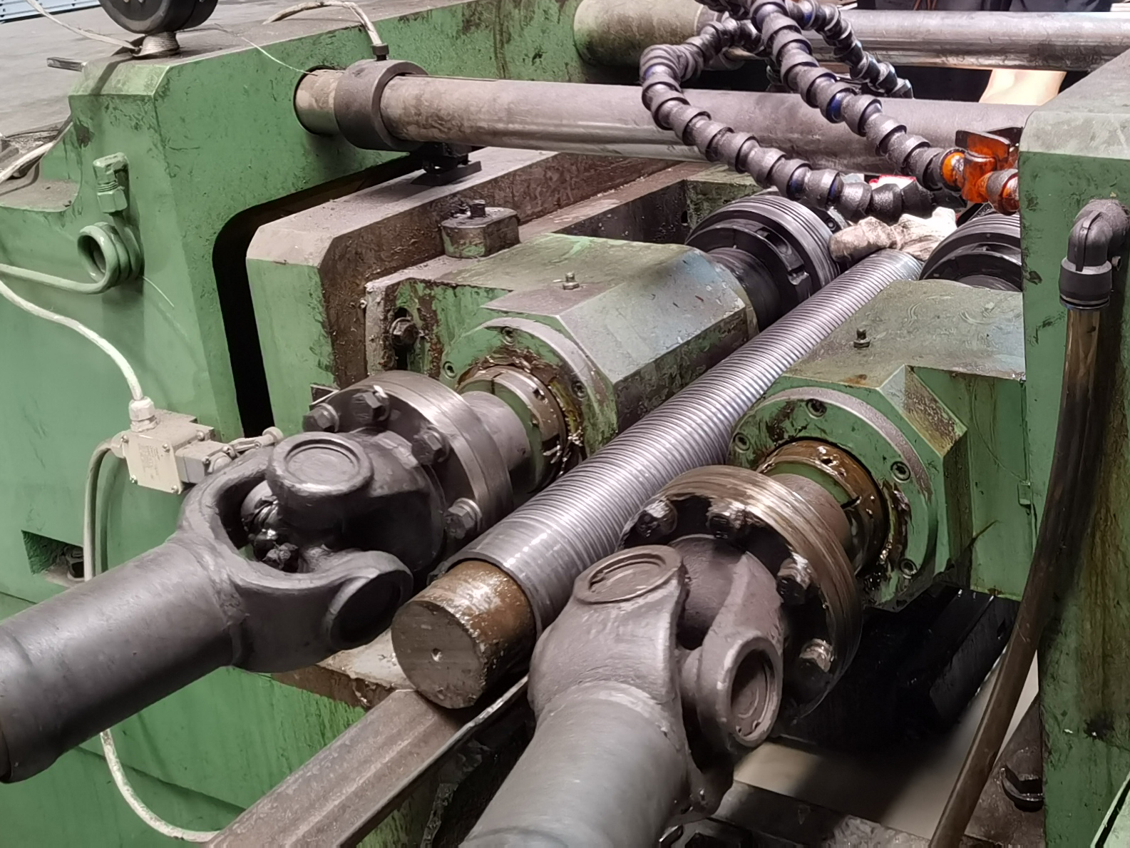 የማሽኮርመም ለስላሳ ብረት ቧንቧዎች ወደ ክፋት አረብ ብረት ቧንቧዎች